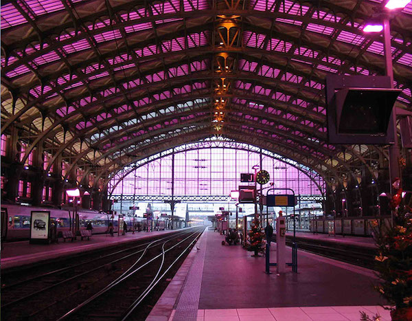 La gare Lille-Flandres en rose pour Lille 2004