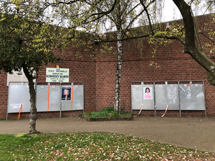 Des panneaux électoraux quasi-vides