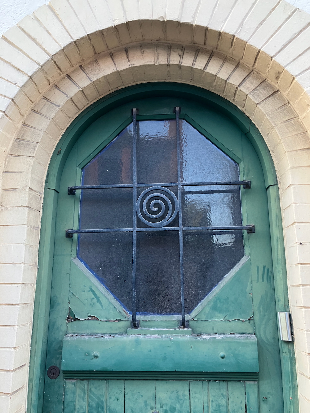 Losange tronqué sur une façade lambersartoise