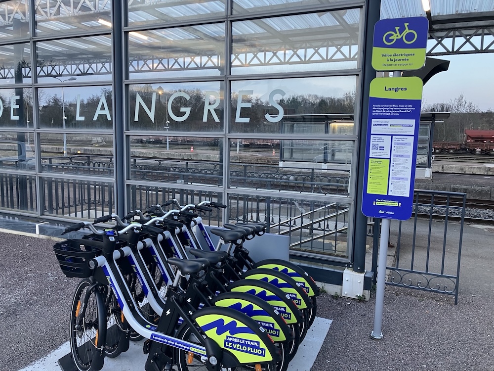 Vélos électriques à louer à la sortie de la gare de Langres, dans l'Est